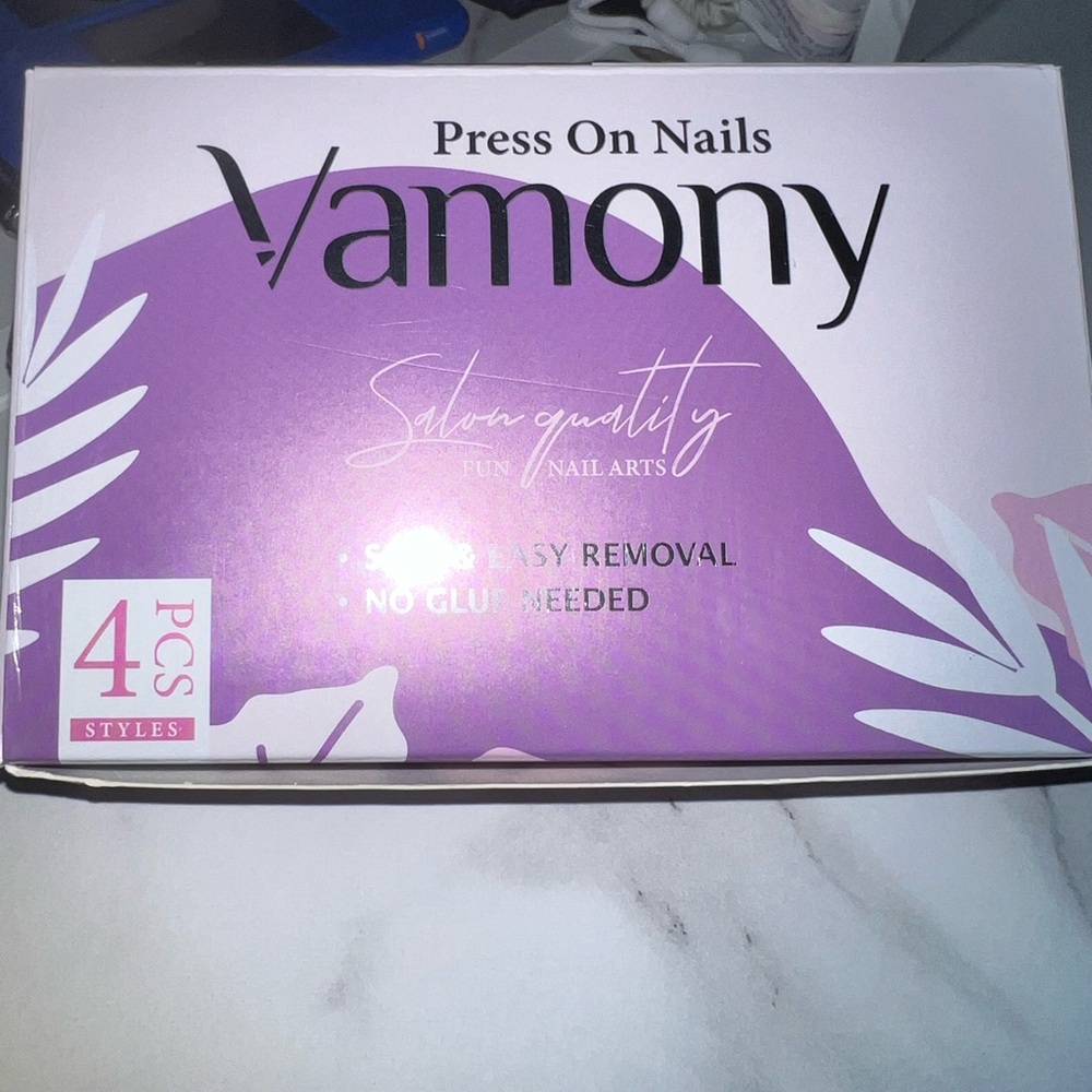 Press On Nails - Picture 1 of 3